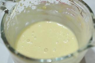 一同加入过筛好的粉类，搅拌，再加入蜂蜜拌匀。