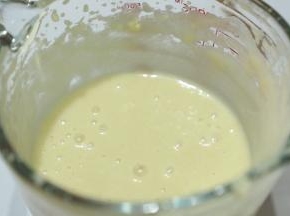 一同加入过筛好的粉类，搅拌，再加入蜂蜜拌匀。