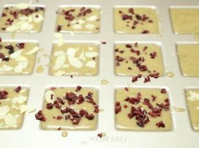 倒入学厨金色12连不沾正方形费南雪模具中，我入了些蔓越莓碎，杏仁片之类，喜欢自己随意。