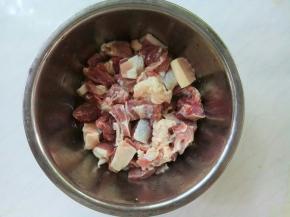 准备套皮，切成小粒，清洗干净。