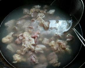 冷水下锅，焯烫牛肉。