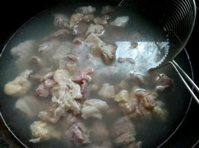 冷水下锅，焯烫牛肉。