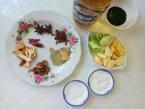 准备炖肉辅料和调味料。