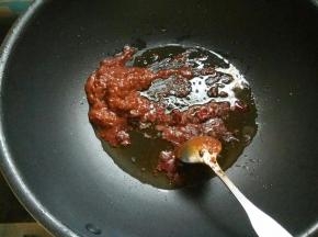 热锅倒入少许油，放入1勺郫县豆瓣酱，2勺黄豆酱，加一点清水稀释。