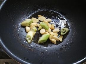 倒少许油，下葱姜蒜。