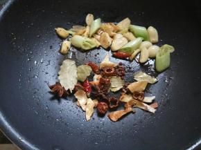 炒香后放入炖肉辅料。