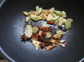 炒香后放入炖肉辅料。
