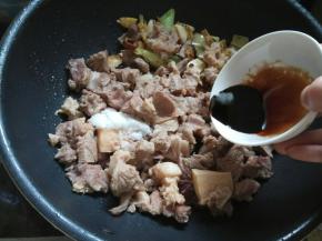 放入牛肉，加炖肉料调味。