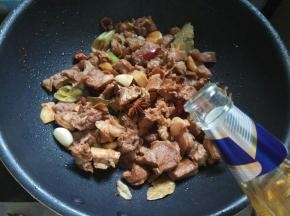 逐渐加少许啤酒。