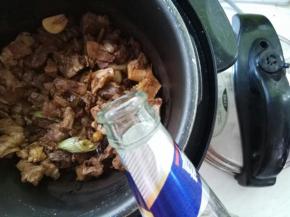 盛出牛肉，放入压力锅中，放入适量啤酒，沒过牛肉即可。
