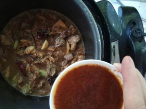 
加入炖肉酱料，拌匀。