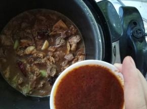 
加入炖肉酱料，拌匀。