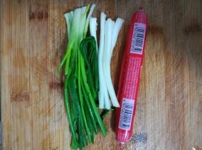 小葱洗好，火腿肠备好。