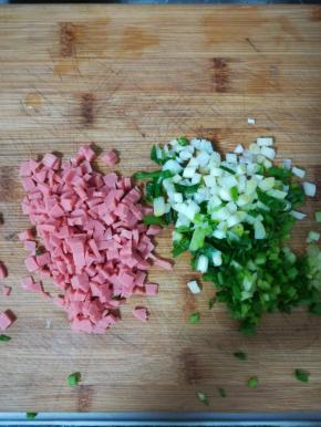 葱切成葱花，火腿肠切丁。