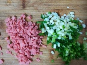 葱切成葱花，火腿肠切丁。