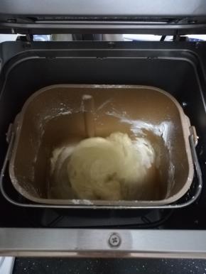 启动和面，两次。揉至出薄膜。