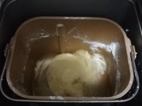 启动和面，两次。揉至出薄膜。