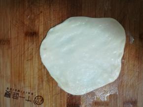 面团擀成面皮。