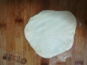 面团擀成面皮。