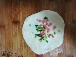 放入火腿葱花。收口。