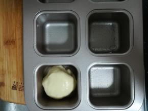 放入刷好油的模具里。