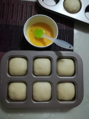 发酵好的面包，刷上蛋液。