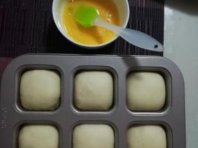 发酵好的面包，刷上蛋液。