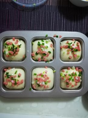 撒上葱花火腿。