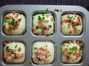 撒上葱花火腿。