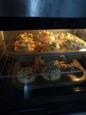 烤箱预热。上下火150℃，烤25分钟。即可。