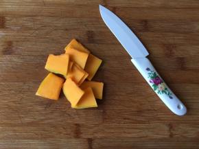 南瓜去皮洗净切片；