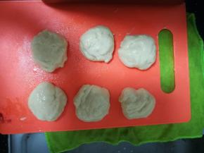 把面团揉出空气，分成均匀的小团，松弛十五分钟。