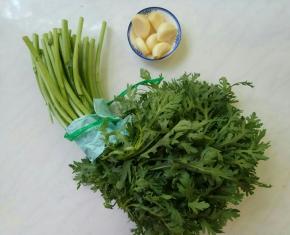 茼蒿一把，大蒜6瓣儿。