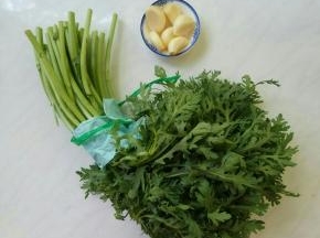 茼蒿一把，大蒜6瓣儿。