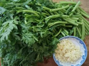 茼蒿洗净控水，切寸段。大蒜剁碎末。