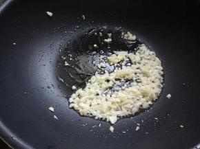 热锅热油爆香蒜末。