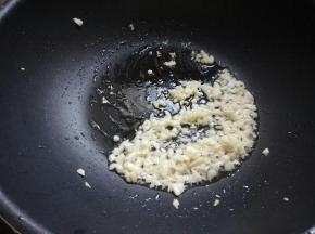 热锅热油爆香蒜末。
