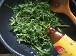 快速翻炒均匀加少许盐，一勺耗油，茼蒿炒软即出锅。