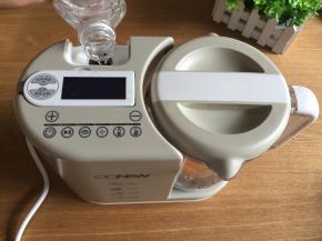 水箱里注入300ml纯净水，盖紧盖子；