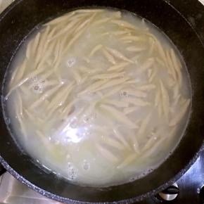 10.水开后，少量多次倒入鱼鱼，边倒边搅拌，防止粘连