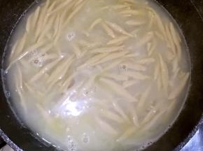 10.水开后，少量多次倒入鱼鱼，边倒边搅拌，防止粘连
