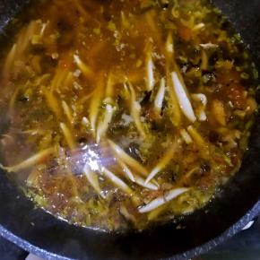 14.将煮好的鱼鱼捞出，放入锅中，继续煮5分钟左右，可以开吃