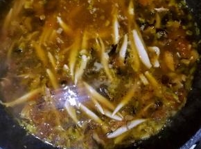 14.将煮好的鱼鱼捞出，放入锅中，继续煮5分钟左右，可以开吃