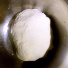 4.凉至手能承受的温度时，将面揉成光滑的面团