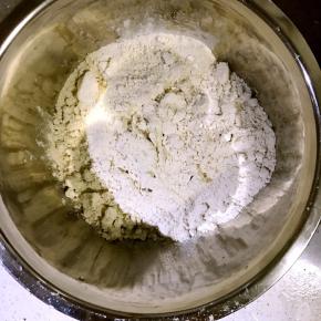 2.盆中倒入莜面粉