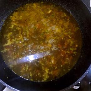 13.加适量清水，加盖烧开