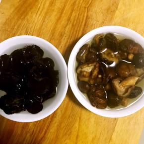 1.木耳，干香菇提前冷水泡发