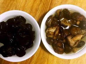 1.木耳，干香菇提前冷水泡发