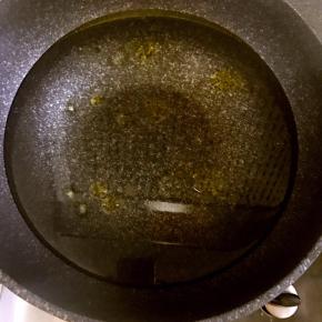 8.锅中加适量冷水并加几滴油，防止一会煮鱼鱼过程中粘连