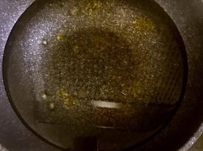 8.锅中加适量冷水并加几滴油，防止一会煮鱼鱼过程中粘连